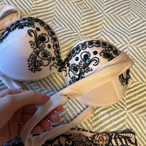 Bikini - Picture 2 of 2